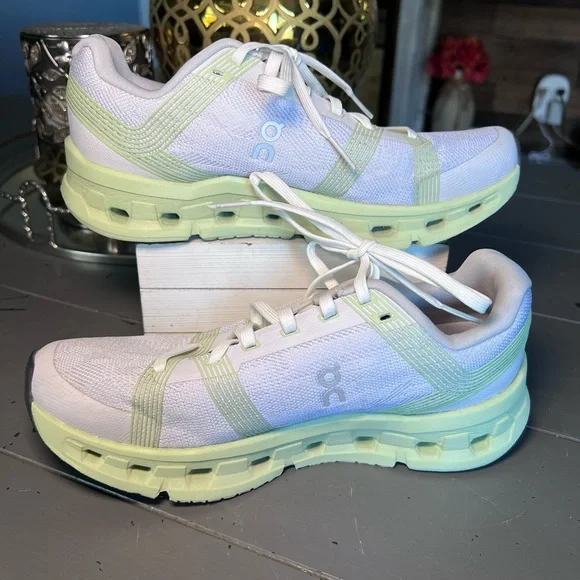 On Cloudgo Running Shoe  Women’s Size 7 White/Meadow 55.98624 - Picture 2 of 8